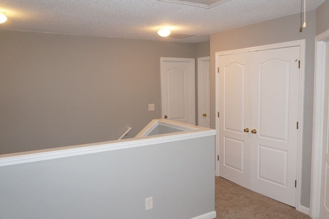 Building Photo - Rare 2 bedroom 2.5 bath Townhome located in Fox Creek