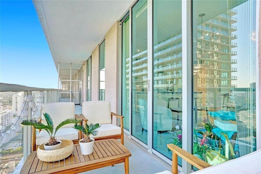 Building Photo - 1111 SW 1st Ave