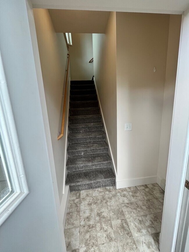Building Photo - MOVE IN TODAY 1 Bedroom, 1 bathroom Spacious Apartment - Apartment above garage space.