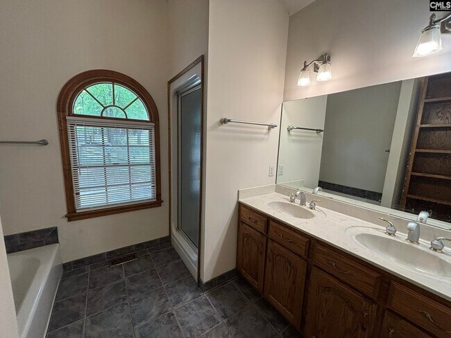 Building Photo - 527 Superior Cir