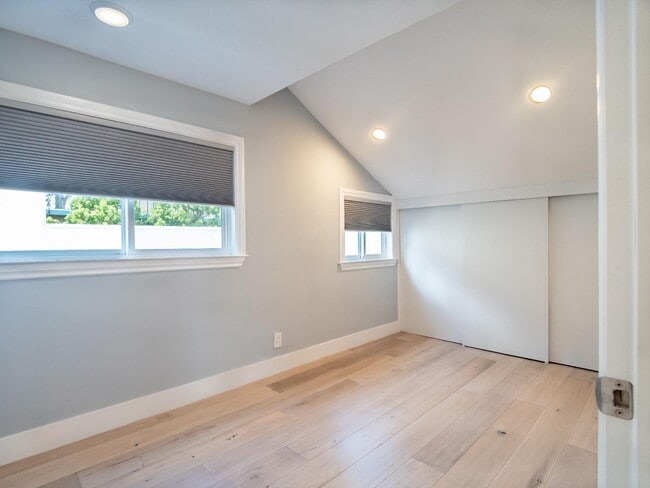 Building Photo - 1435 Edgehill Dr