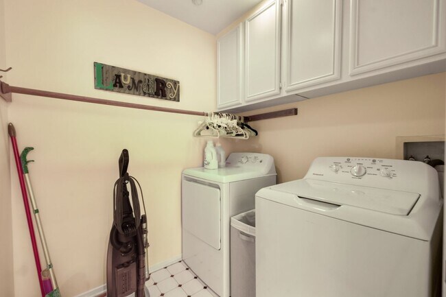 Building Photo - 421 Sonora Cir