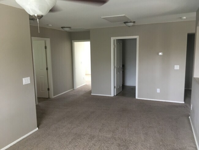 Building Photo - 3 Bed 2.5 Bath home!!