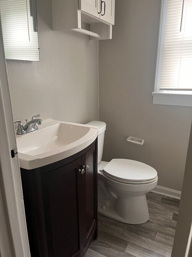 Building Photo - Lovely 2-Bedroom Townhouse in Heart of Ral...
