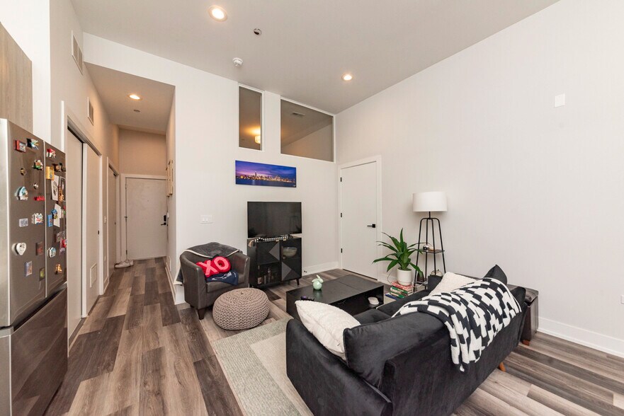 Building Photo - 2322 N Clark St