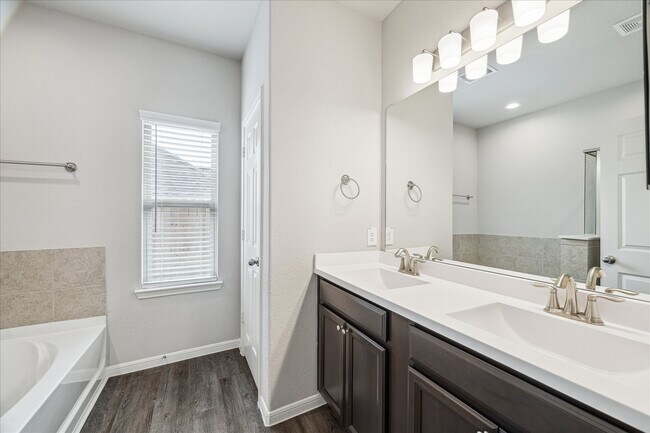 Building Photo - 935 Golden Willow Ln