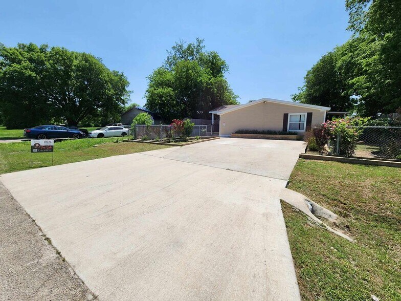 Building Photo - 922 Ashwood Dr