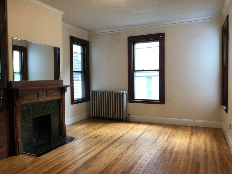 high ceilings and large windows - 20 Grant St