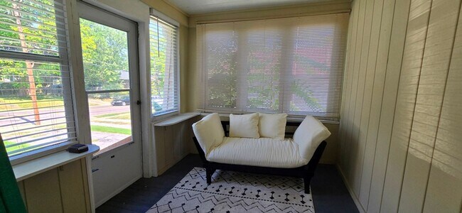 Building Photo - Newly Remodeled House for Rent in Shrewsbury!