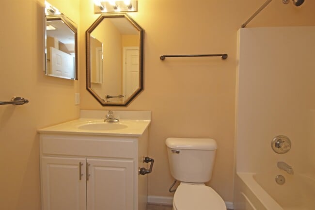 Building Photo - 1214 Old Richmond Circle