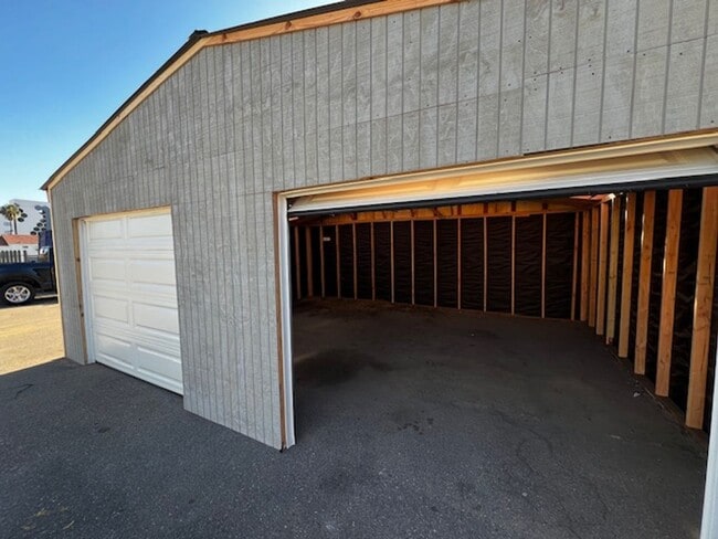 Building Photo - 2br - 1/2 twin Home with yard , garage and lots of parking