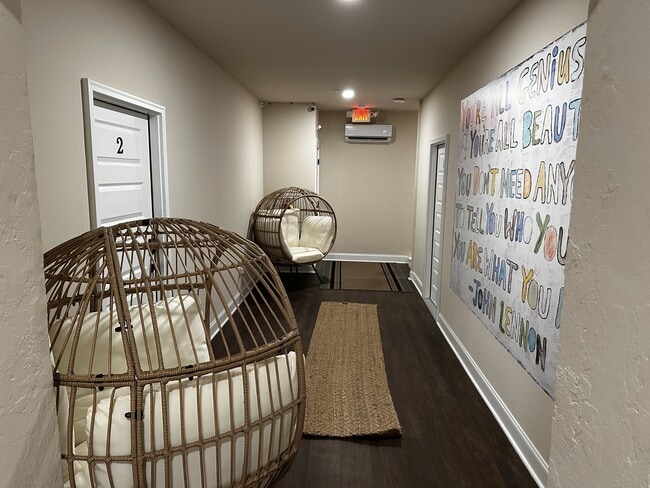 Building Photo - DT Cornelia Loft 3