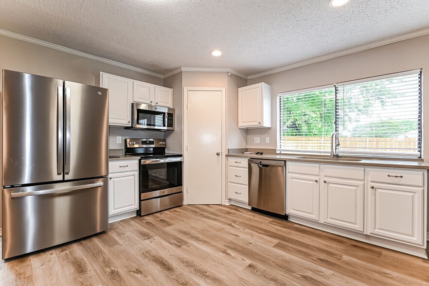 Building Photo - 8902 Miami Dr