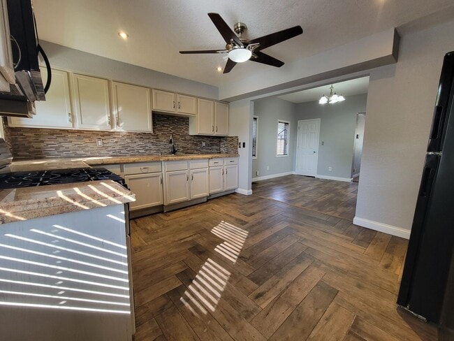 Building Photo - Beautiful 2 bed home