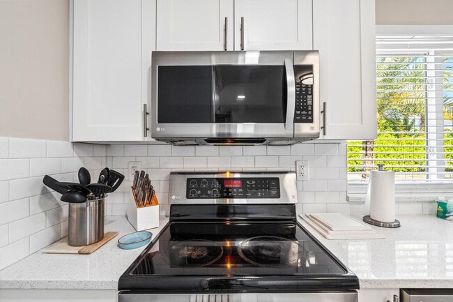 Building Photo - 214 Seacrest Ln