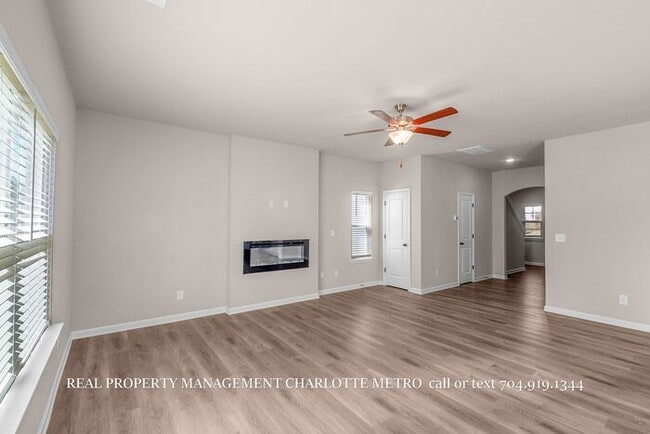 Building Photo - Stunning 4-bedroom, 2.5-bathroom home located in the vibrant city of Charlotte, NC.