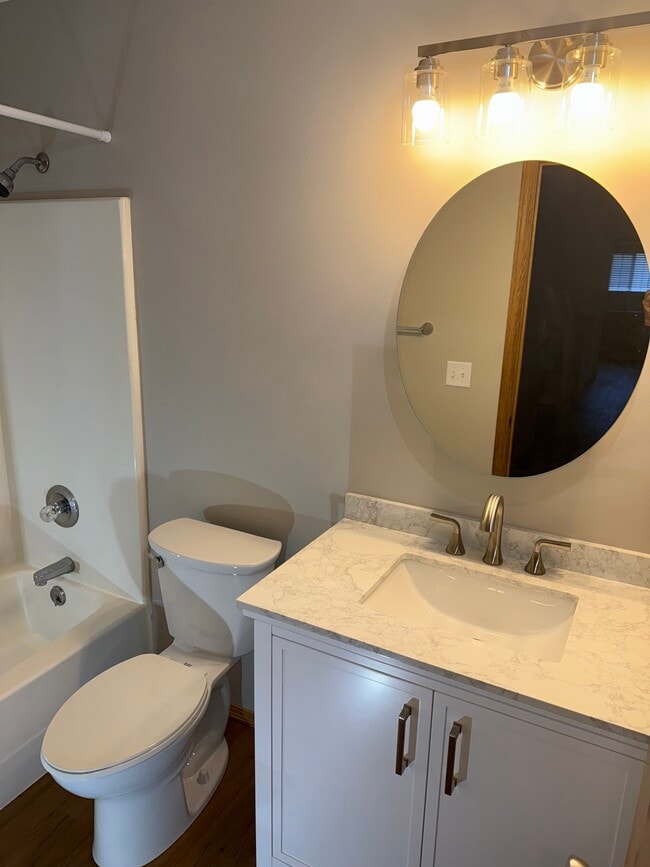 Building Photo - 1817 N Pine Grove St