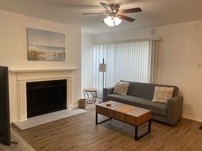 Building Photo - Two Bedroom in Oaklawn