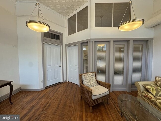 Building Photo - 328 S Broadway