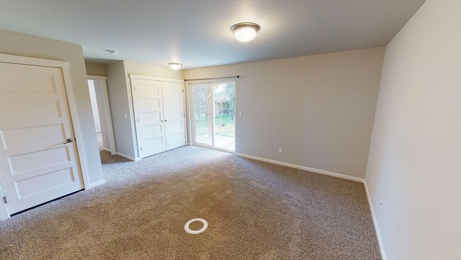 Building Photo - Manchester 3 Bedroom Available June 15th!