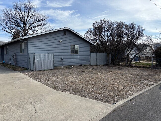 Building Photo - 200-204 NE 7th St