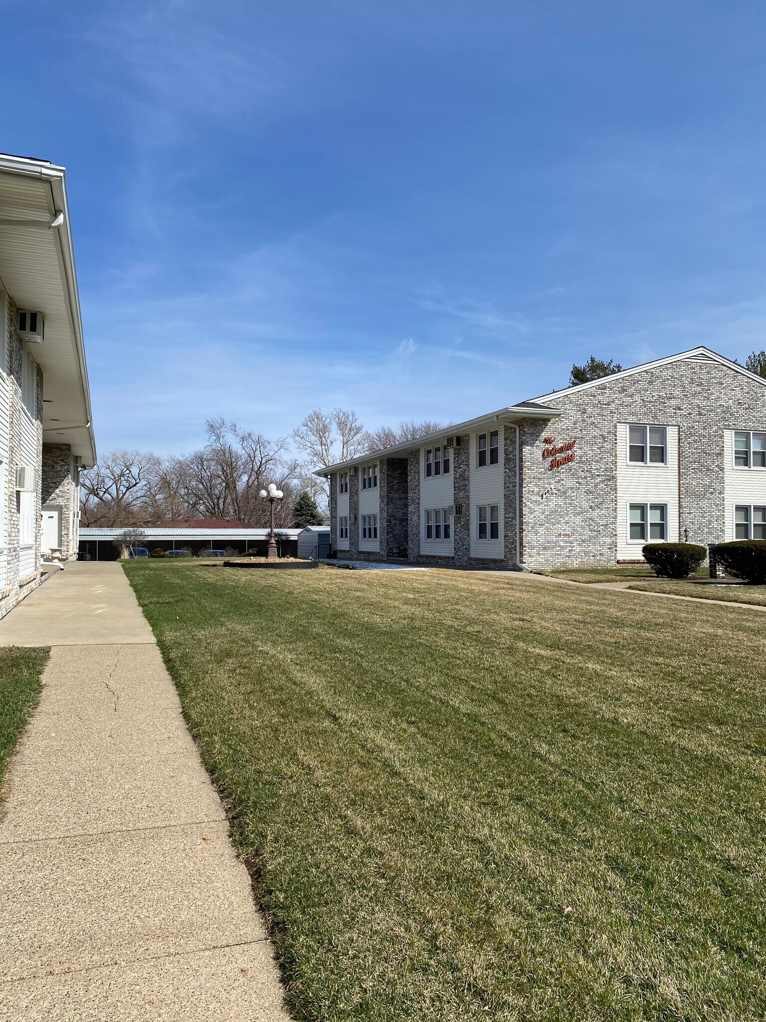 Building Photo - 405 SW Elm St