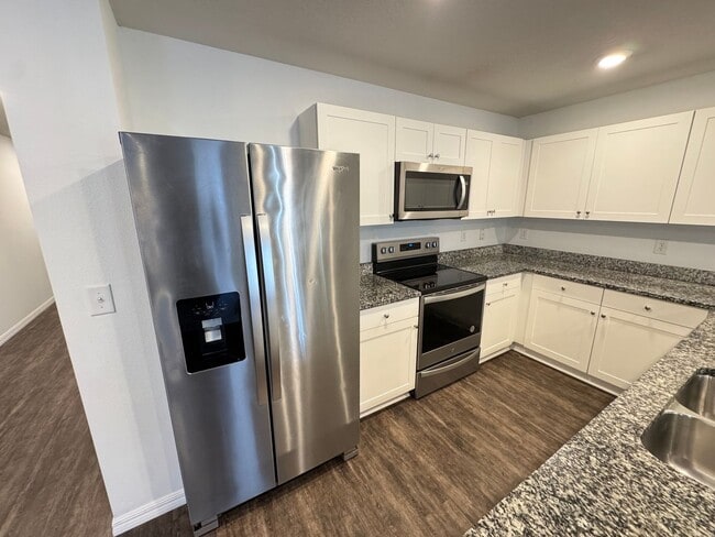 Building Photo - BEAUTIFUL, 4 bedroom, 2 bathroom Home in Poinciana!! Cable & Internet Included with Rent!!