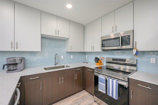 Building Photo - 1703 N Tamiami Trl