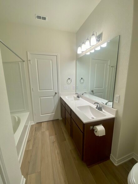 Building Photo - 440 Horizon Pointe