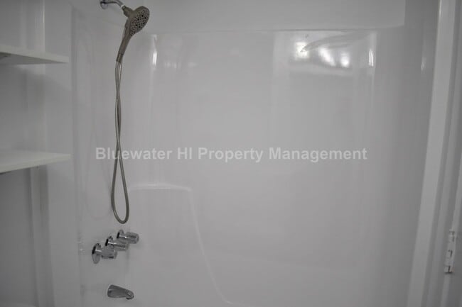 Building Photo - Five Regents - Studio w/ full kitchen, 1 prkg. (Salt Lake)