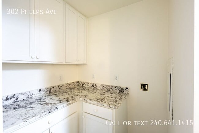 Building Photo - 302 Phelps Ave