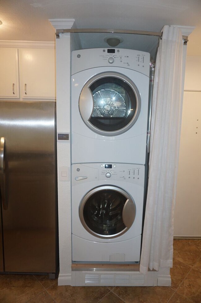 Building Photo - Wonderfully Remodeled 1 Bedroom with Stunn...
