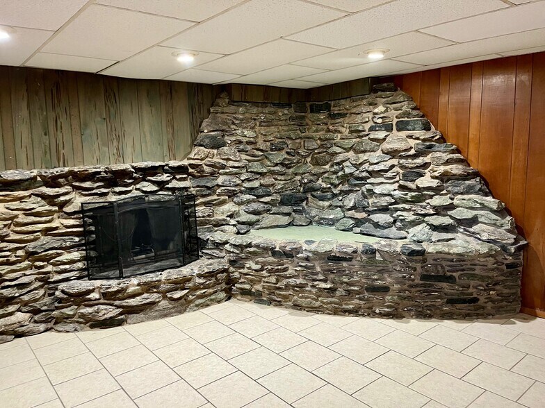 Building Photo - 221 Eisenhower Dr