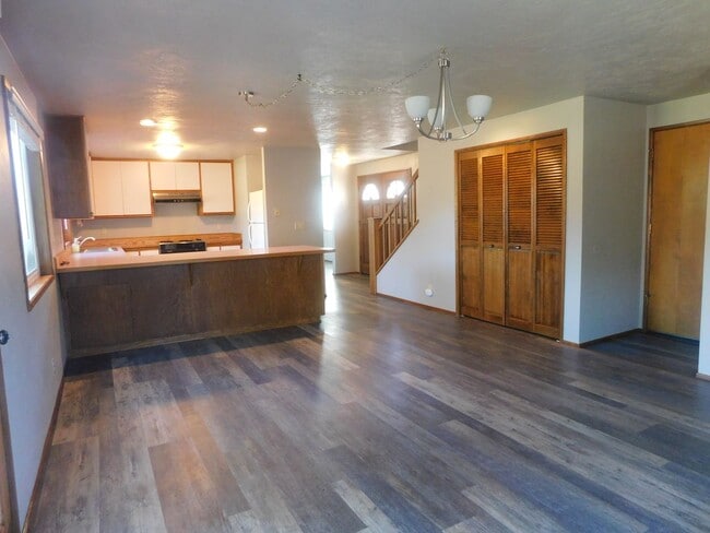 Building Photo - Beautiful 4 Bedroom, 2.5 Bathroom Home in ...
