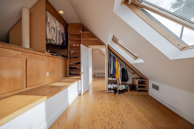 Building Photo - 1321 Hayworth Ave