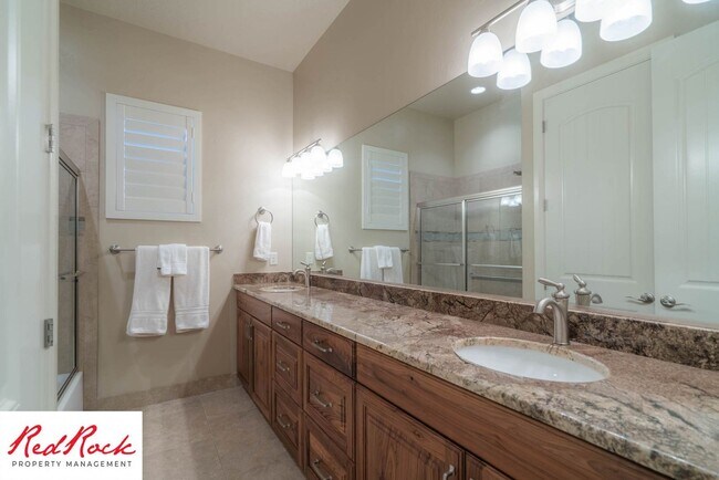 Building Photo - Stunning 2 Bedroom Fully Furnished Home. Community Pool & Mini Golf!
