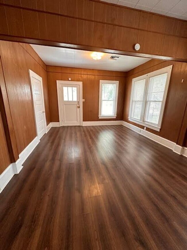 Building Photo - 2724 Bosque Blvd