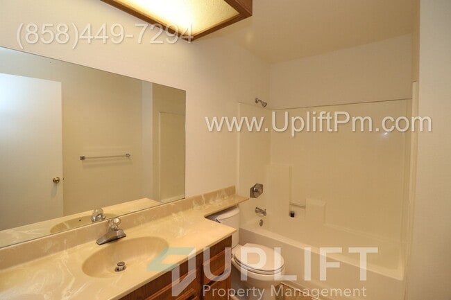 Building Photo - 2 Bed, 2 Bath w/ garage & fireplace