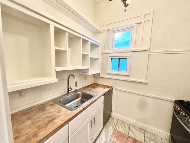 Building Photo - Bottom Unit with Tall Ceilings W/ Backyard