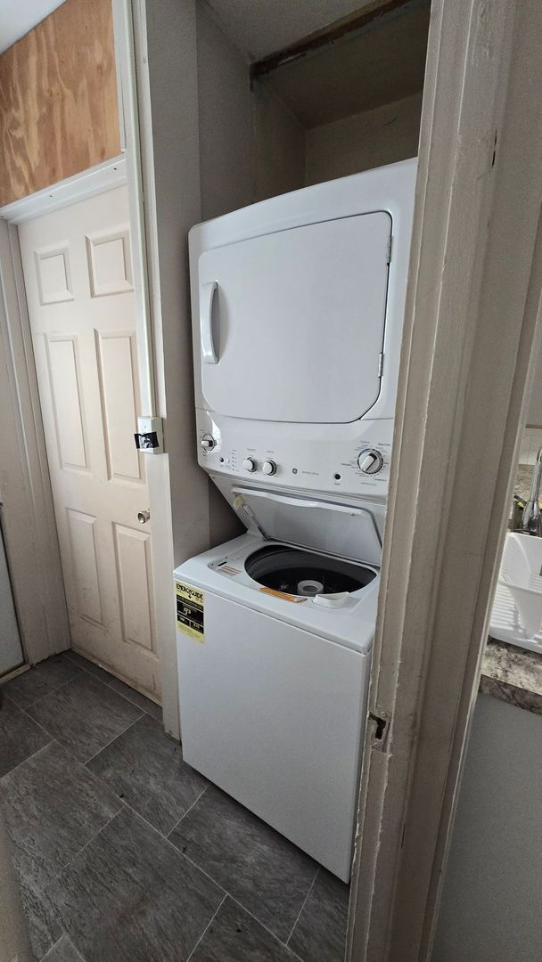 Building Photo - Spacious 2 Bedroom - 1 Bath, Enclosed porch and provided Washer/Dryer!