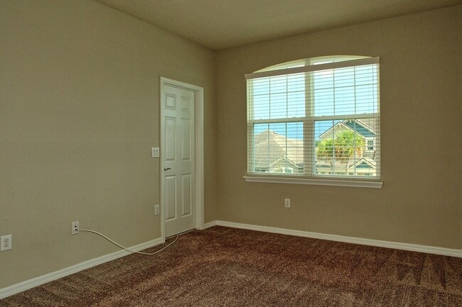 Building Photo - Beautiful 4 bed 3 bath w/loft, 2 story hom...