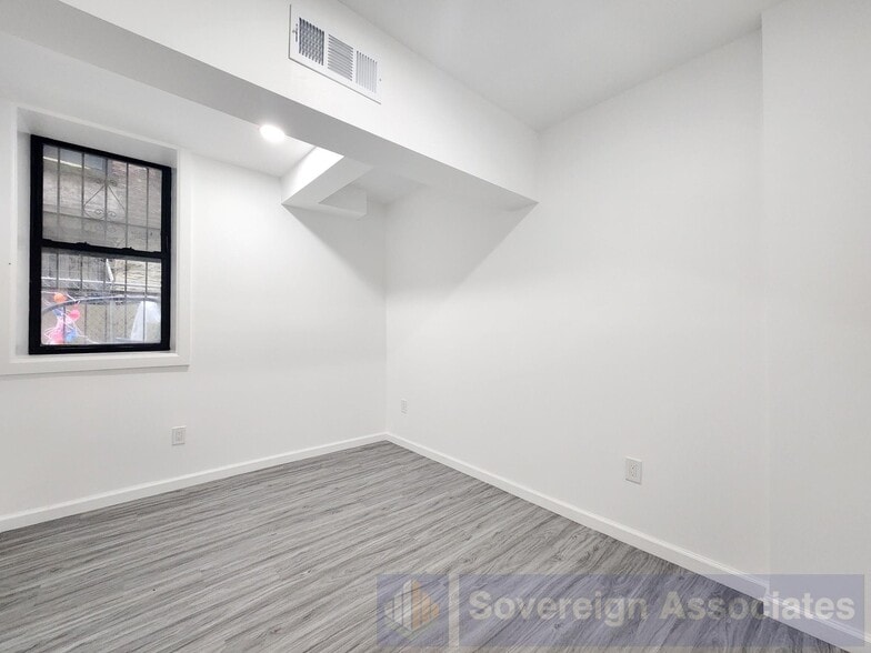 Building Photo - 112 Nagle Ave