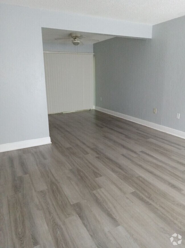 Building Photo - Spacious 1,226 SF Unit - 2 bd / 2 ba near ...