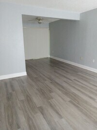 Building Photo - Spacious 1,226 SF Unit - 2 bd / 2 ba near ...