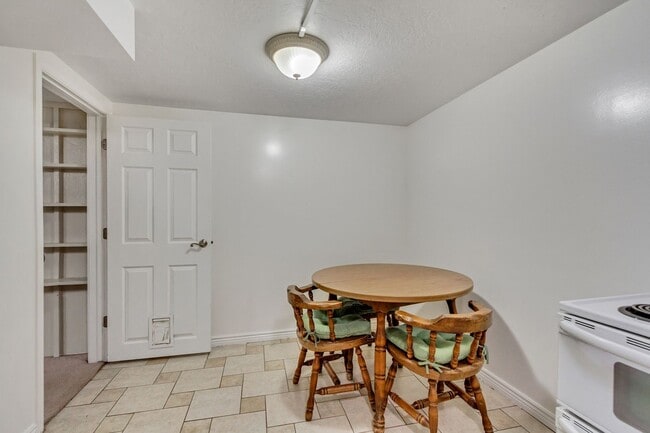Building Photo - 2 Bedroom Basement Unit For Rent!