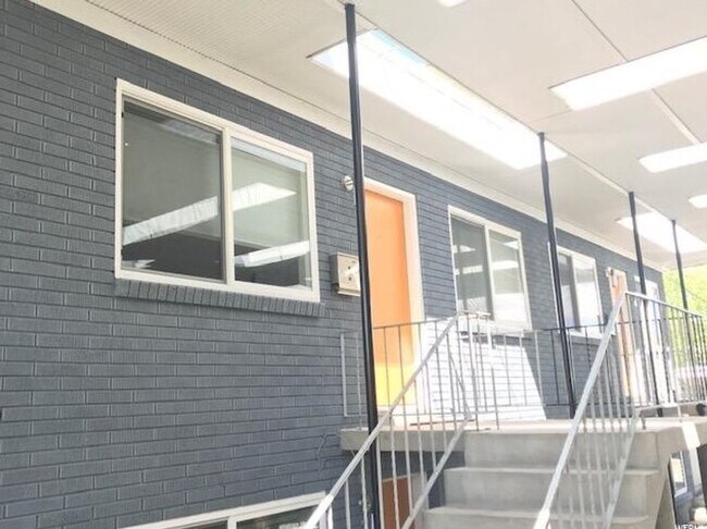 Building Photo - 1 Bedroom Salt Lake Condo  Available