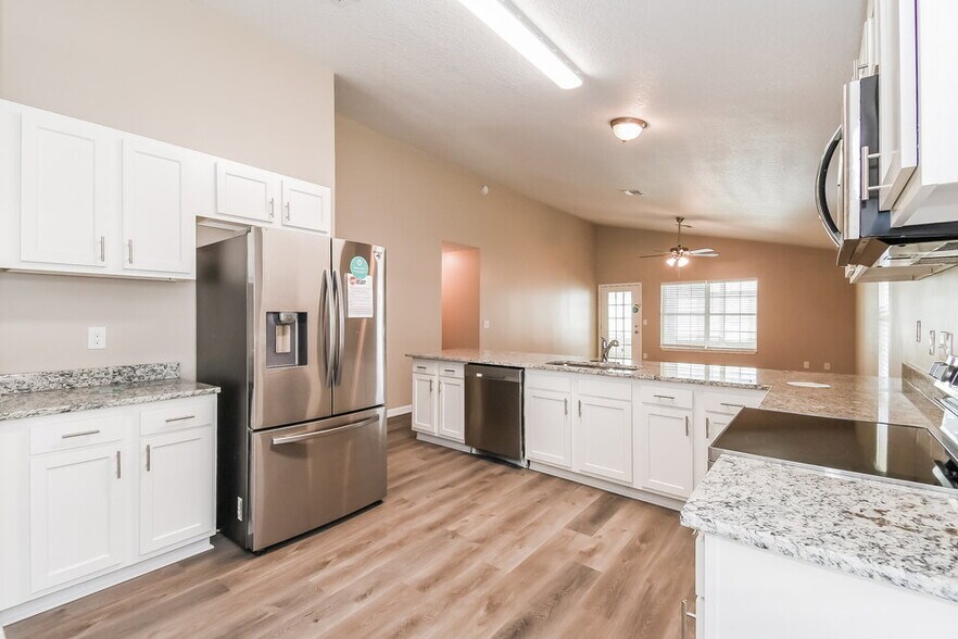 Building Photo - 6248 Ironside Dr N