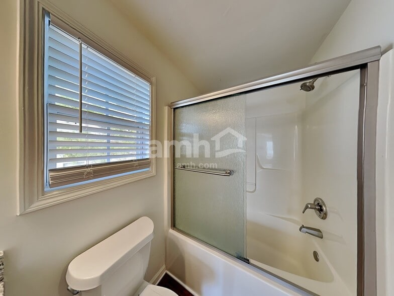 Building Photo - 6290 Queensdale Dr