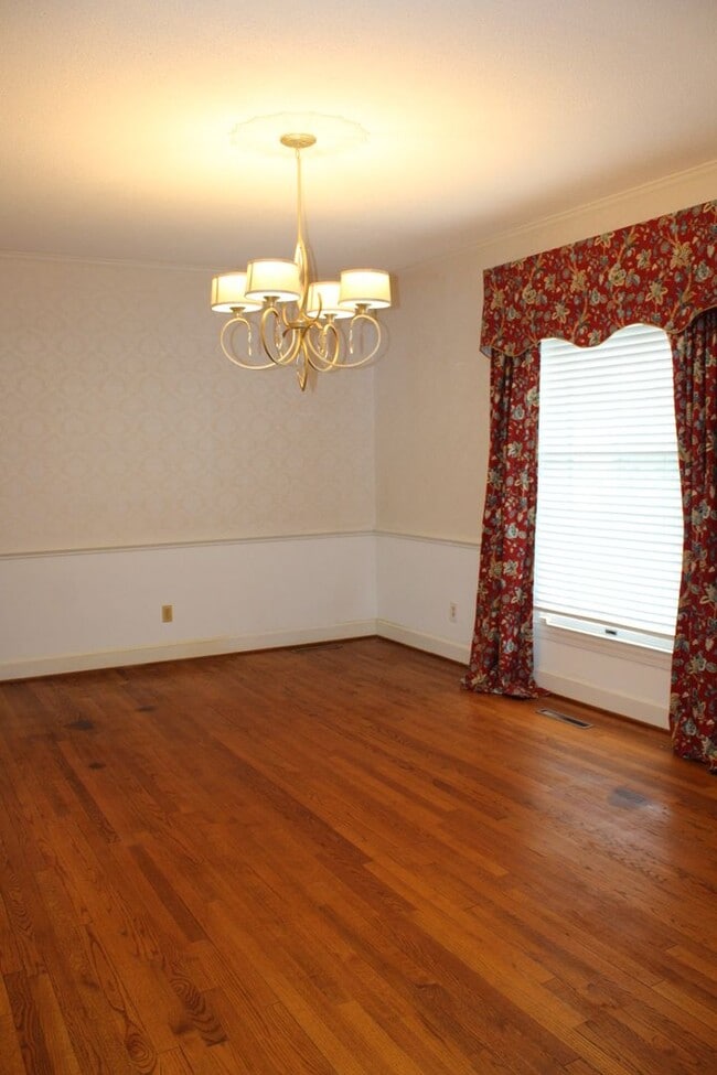 Building Photo - Spacious 4-Bedroom Home in Desirable Walnu...