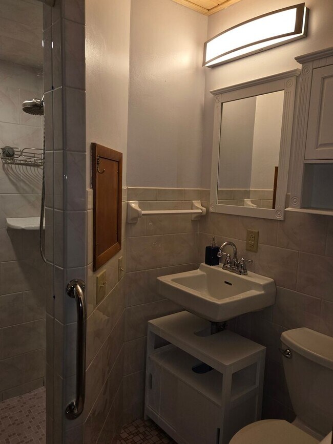 Building Photo - 132 Corll St